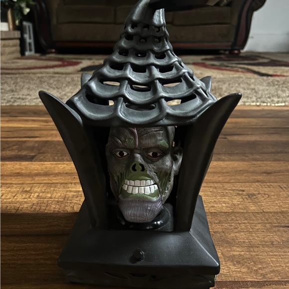 Gemmy • Halloween • Lighted • Laughing  & Talking Head Skull Lantern • Video - Picture 2 of 10